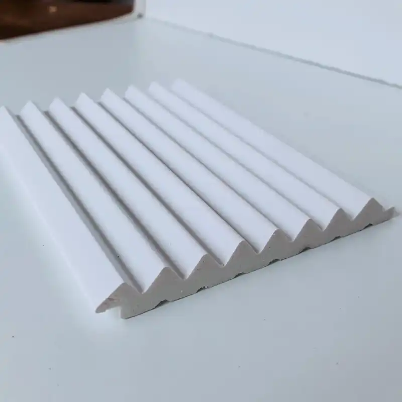 Détail du relief en chevrons du bardage Zigzag, panneau blanc mat posé à plat